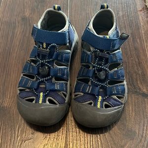 Great condition Keen size 13
